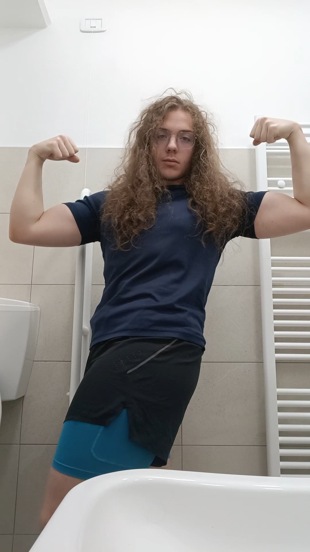 A questo punto ho deciso di iniziare una rubrica negli shout: my gym progress. Quindi vorrei anche chiedere a chi si allena come me se potrebbe motivante o almeno interessante. Spero tanto di riuscire 🫶🏻 