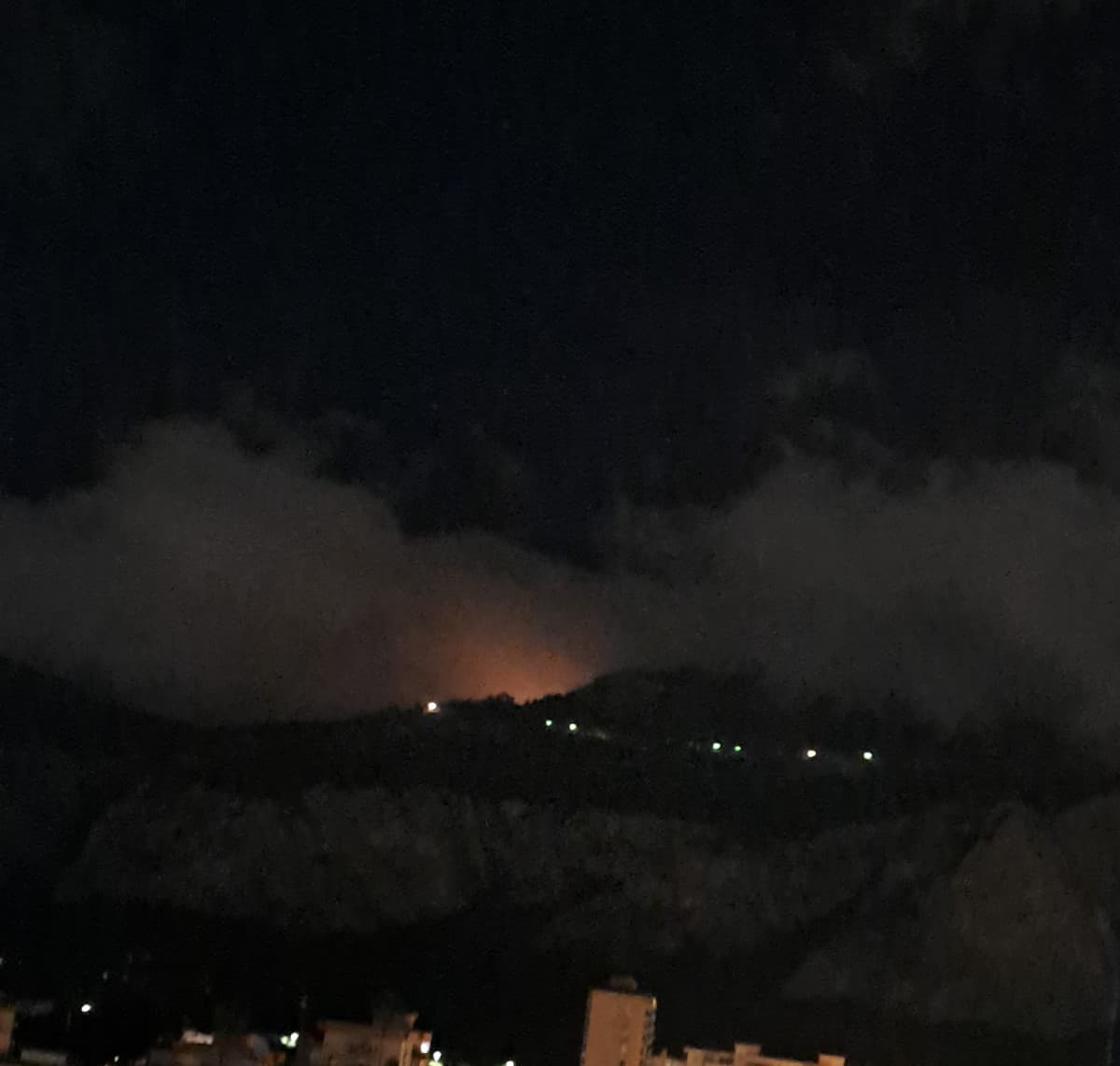 C'è sta luce rossa dietro al monte potrebbe benissimo essere un incendio ma non ci sono notizie, che faccio chiamo il 113? 