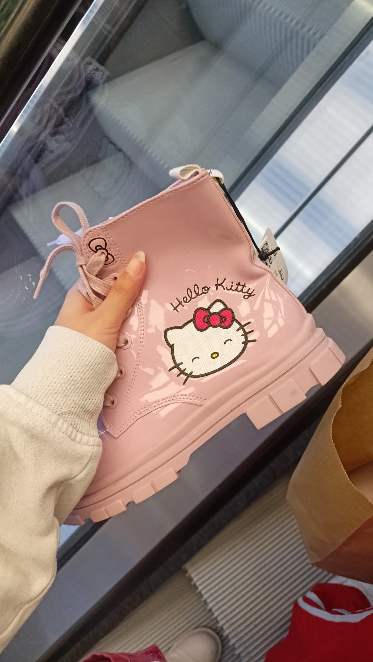 ho comprato le scarpe di Hello Kitty 