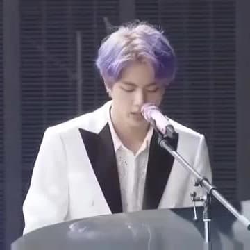 Le canzoni kpop hanno significato, non hanno testi senza senso siete voi che non leggete le traduzioni che secondo me per voi manco esistono, prometto che mi fermo qui (per oggi)