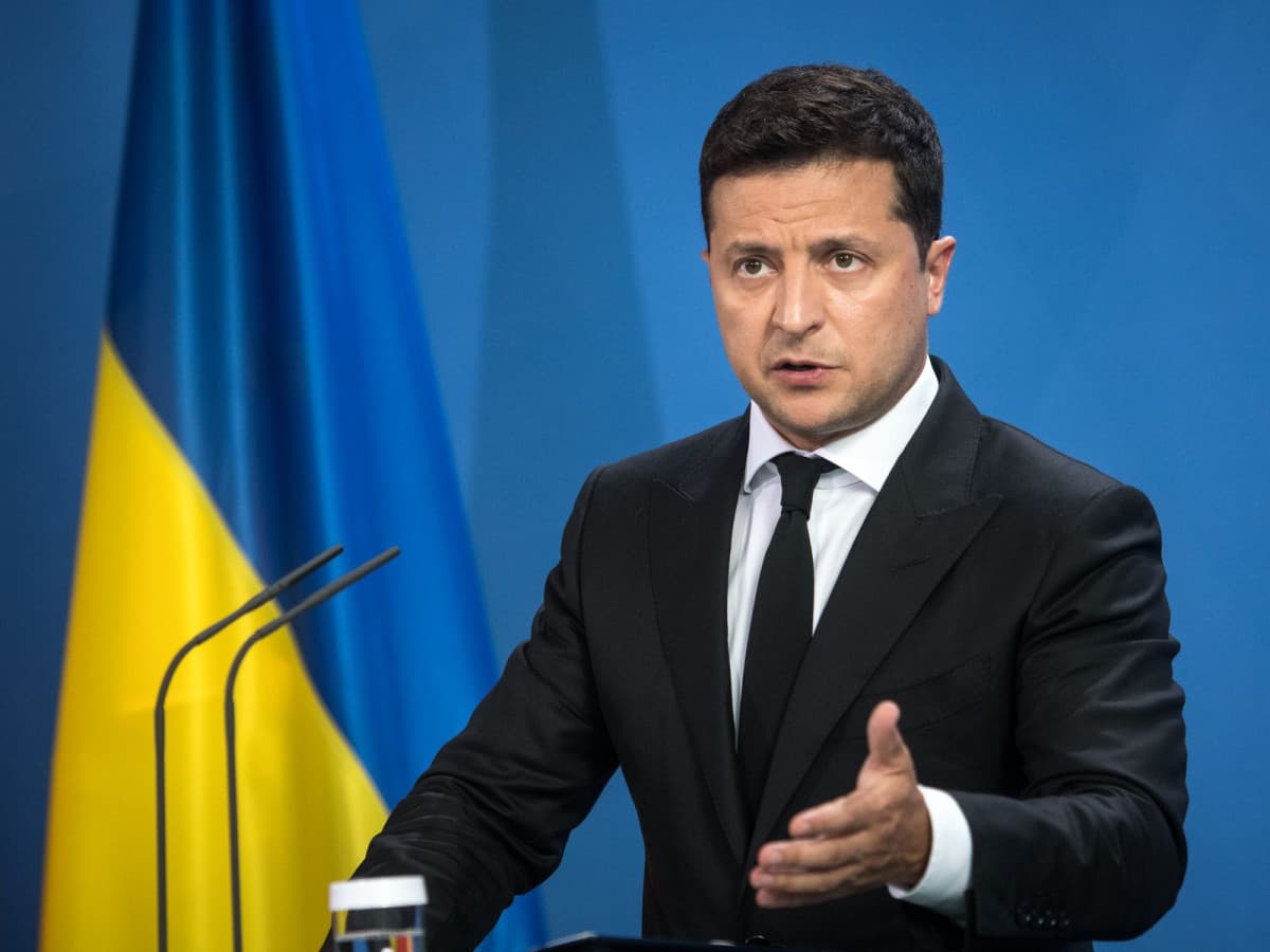 a tutti coloro che rompono il cazzo su come si veste zelenskyj