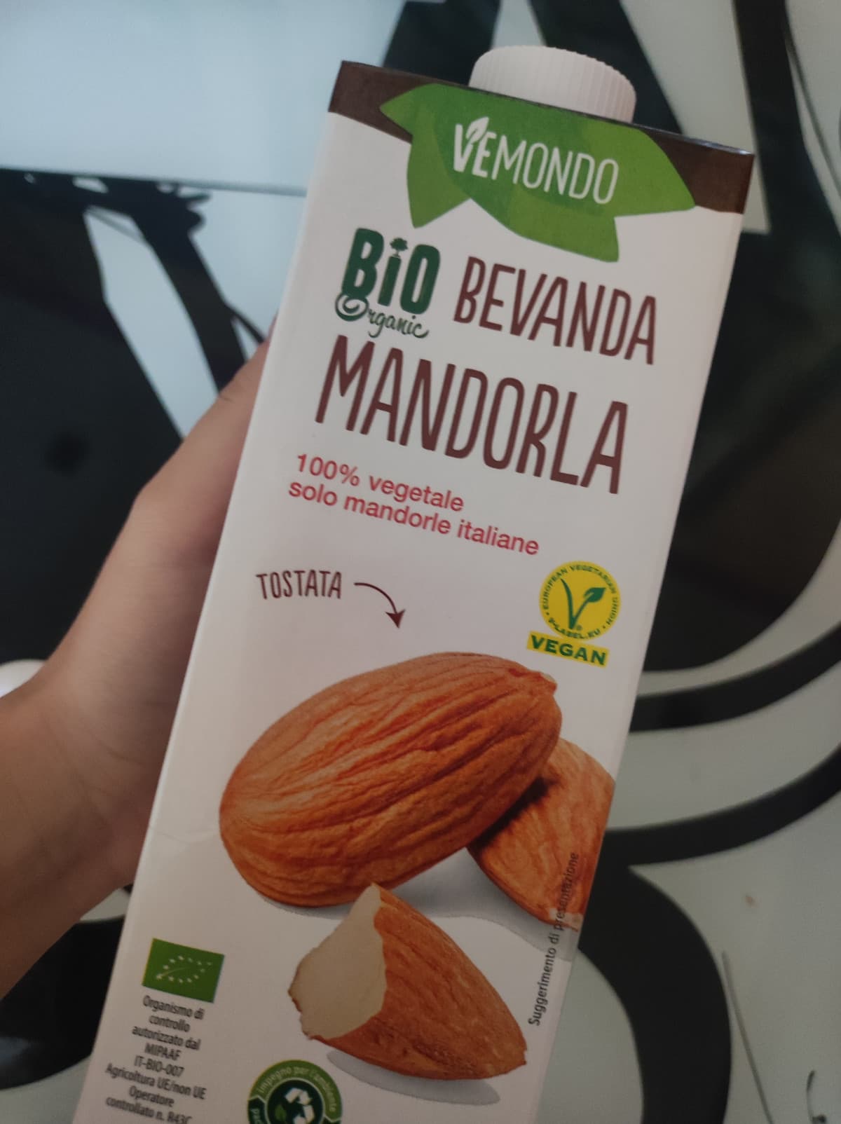 vorrei sapere perché c'é del latte di mandorla nella dispensa, cioé buono eh, ma chi cazzo l'ha mai comprato in casa mia il latte di mandorla?? boh strano 