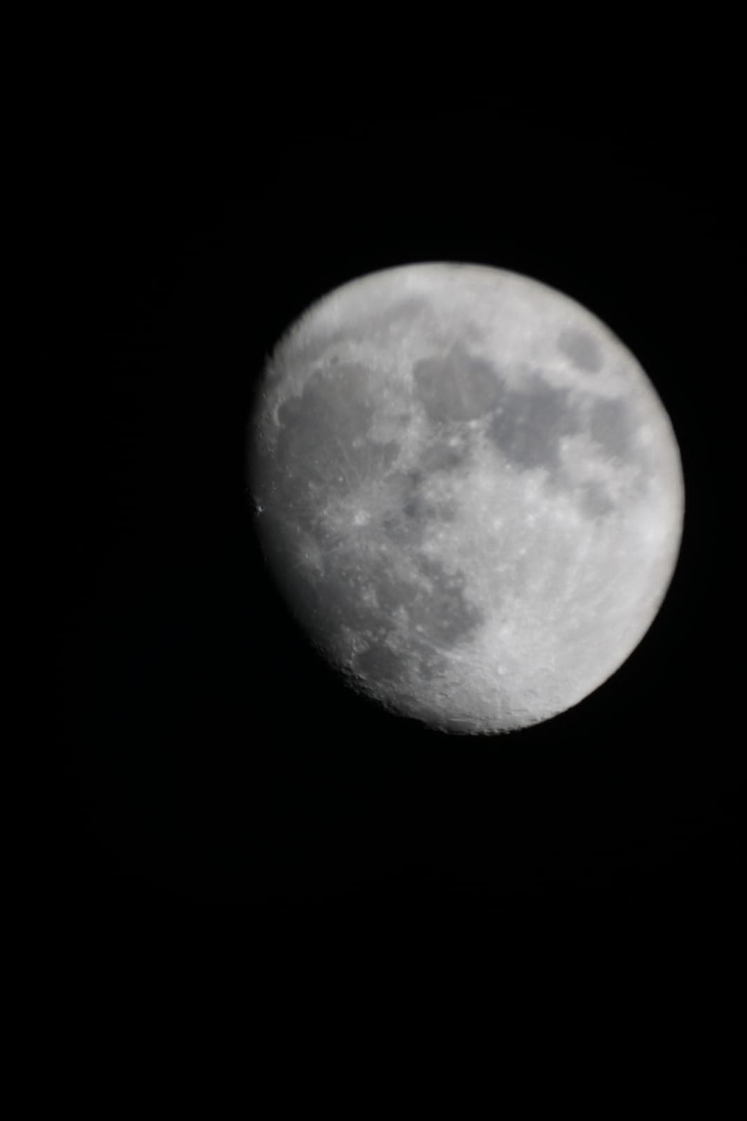 Luna (un po' sfocata e mossa sh, l'ho fatta col telescopio e sono un nabbo) - Rubrica Astrofoto #4