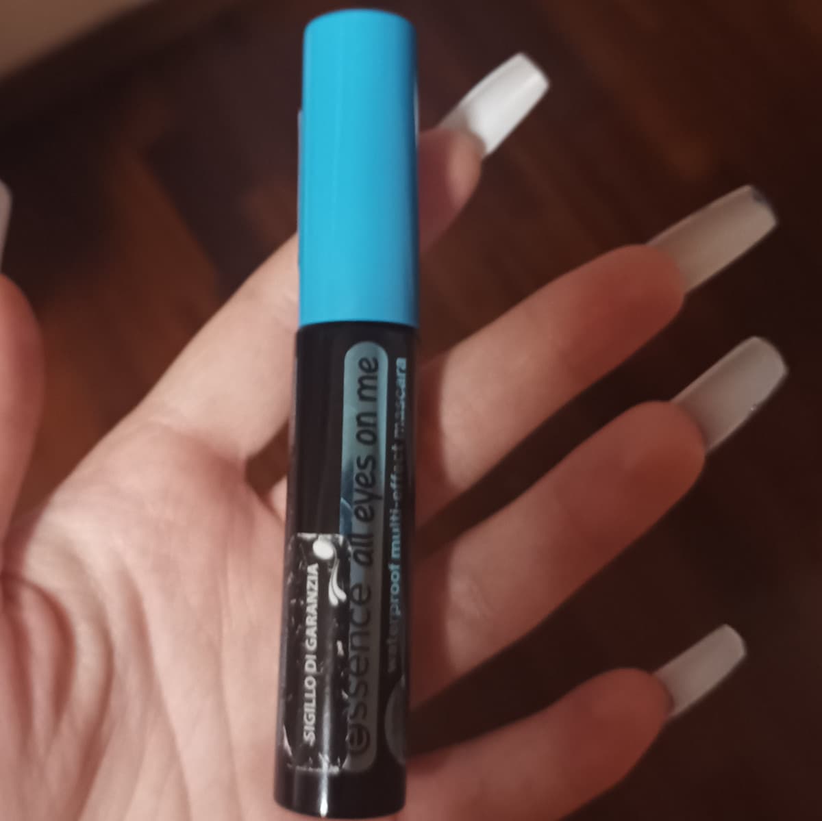 buonasera qst è una recensione NEGATIVA 1 stella di qst mascara teoricamente waterproof ma praticamente nn waterproof. mi si è sciolto è indubbiamente un prodotto scadente nn compratelo insegretine