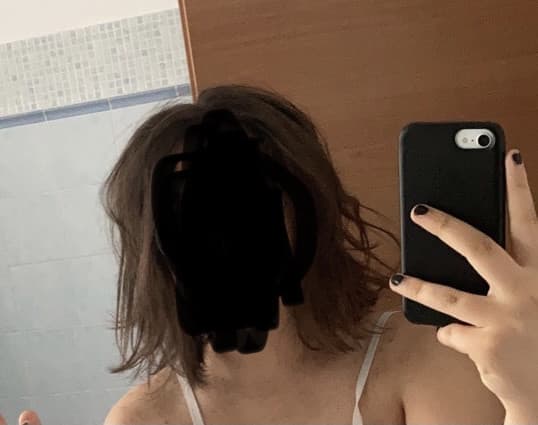 Già che i miei capelli non stanno mai a posto, ora è arrivato pure un tipo di Sky che doveva venire tra circa un’ora e venti  e per cambiare ero pure in pigiama.  Sotto?