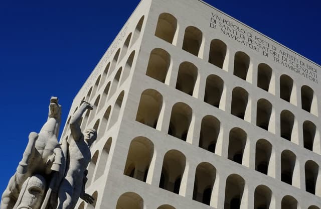 Nella mia città ci sono molti fascisti perché nel ventennio fascista nella mia città c'era un ministro che era uno degli uomini di Mussolini.... Ci sta gente che in casa tiene il busto del dvce... Che lo vogliate oppure no in fascismo non morirà mai...