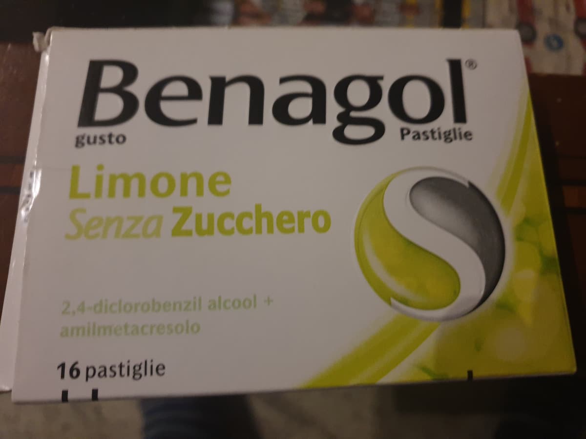 oggi si sta a casa fanculo a sta scuola dove la gente ti tossisce in faccia stanotte tra tosse,mal di gola e raffreddore non ho dormito un cazzo.