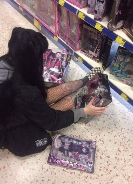 voglio fare un rito satanico con quelle bambole.