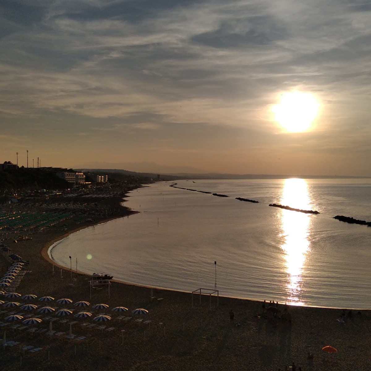 Sono sulla stessa spiaggia su cui ero tre anni fa. qui non è cambiato nulla