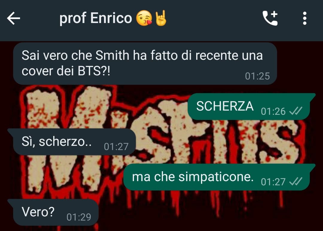 pov: alla festa di fine anno ti sei ritrovata a parlare con il tuo prof preferito e la tua amica army di musica goth/punk e k-pop e il tuo prof si sente un umorista 