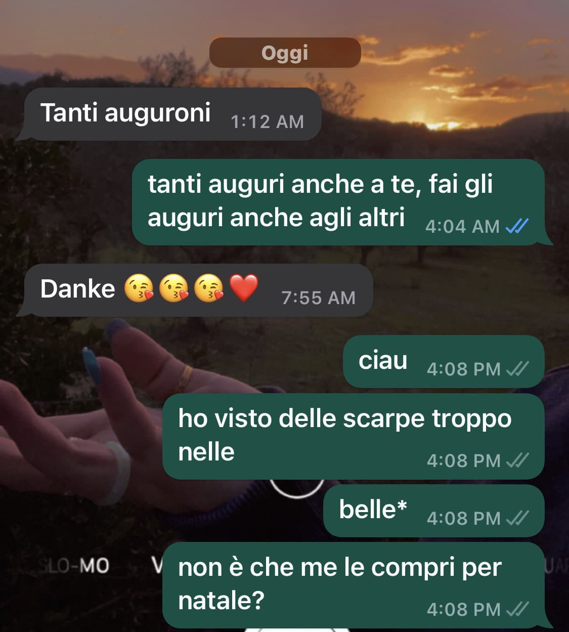 che bello quando l’unico rapporto che hai con tuo padre si riduce nel farsi gli auguri per le feste oppure io che gli chiedo soldi o regali. Proprio bello, anche se mi sforzo a scrivergli tutti i giorni si riduce in buon giorno e basta 