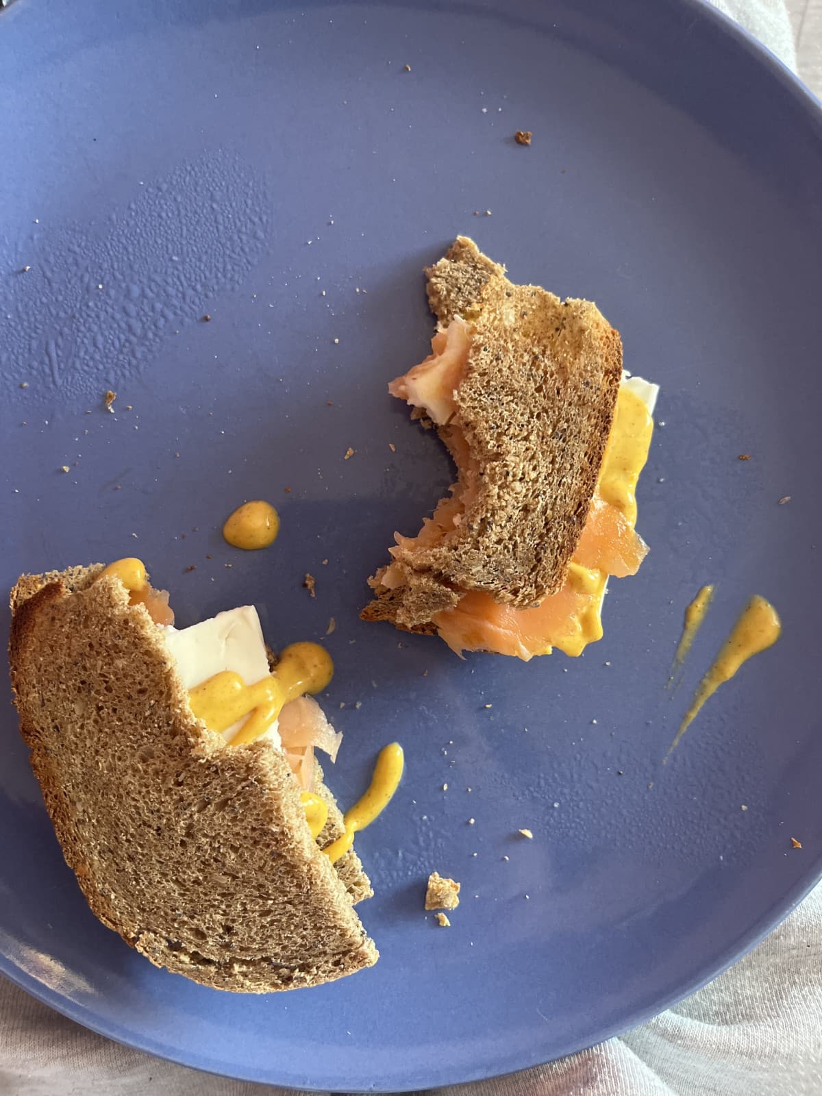 colazione: pane home made, salmone, formaggio buono e salsa curry e mango (la amo) 