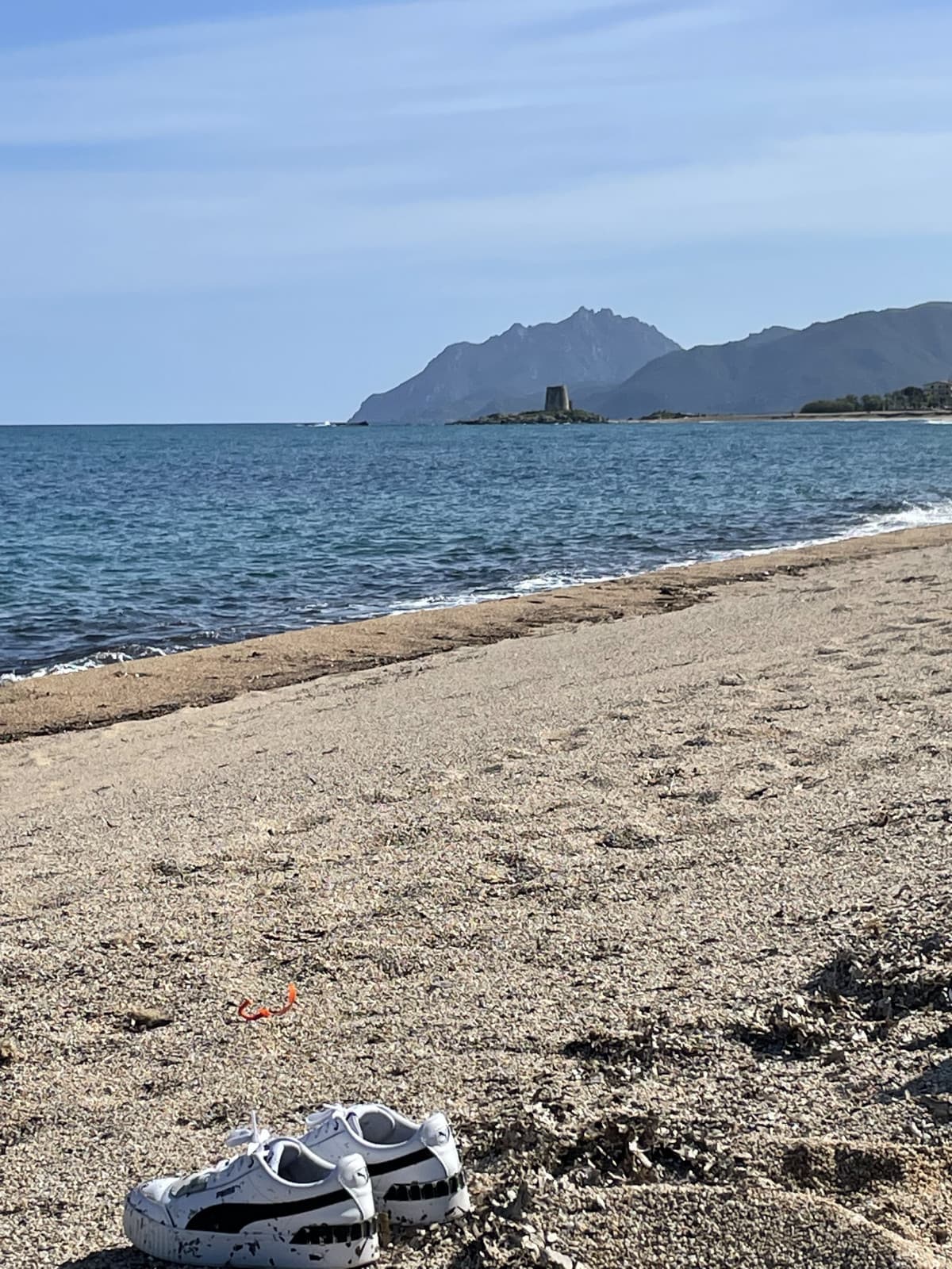 Sono andata al mare e volevo toccare l’acqua con le mani, invece mi sono beccata l’onda fino a metà polpaccio. Nice. Comunque volevo fare il bagno e me l’hanno impedito 