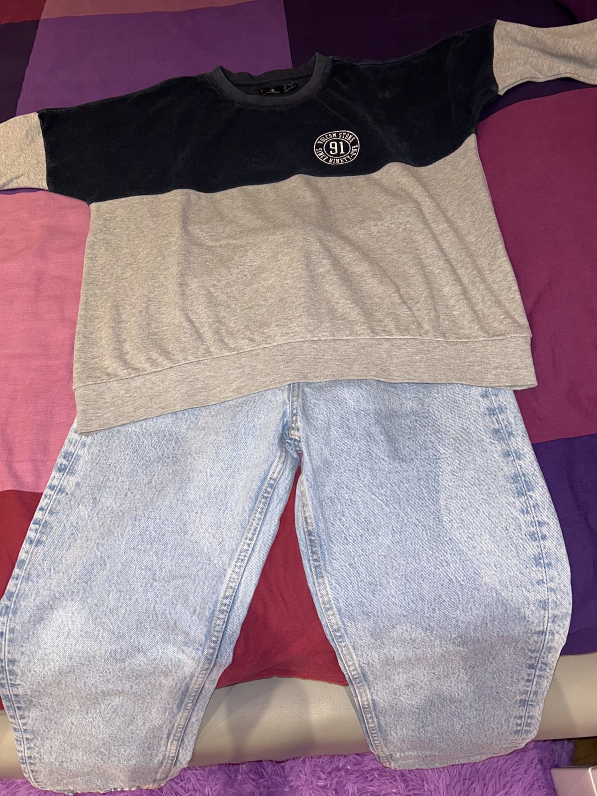 Ragazzi mi dovete seriamente dare una mano a scegliere il tipo di jeans da abbinare a questa maglia e se nessuno dei due va bene consigliatemi altro