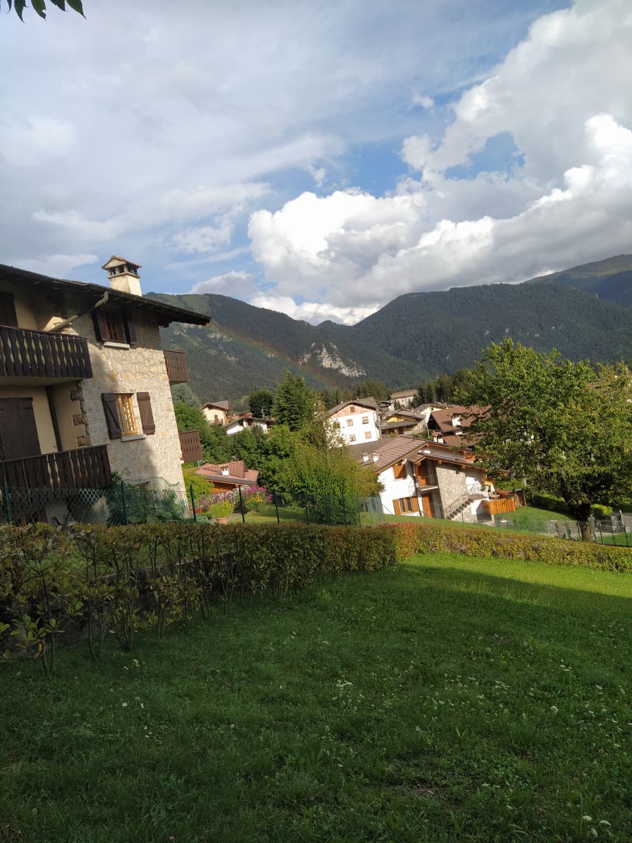 Sono qui, nel giardino della casa in montagna, a cantare Sam Smith.