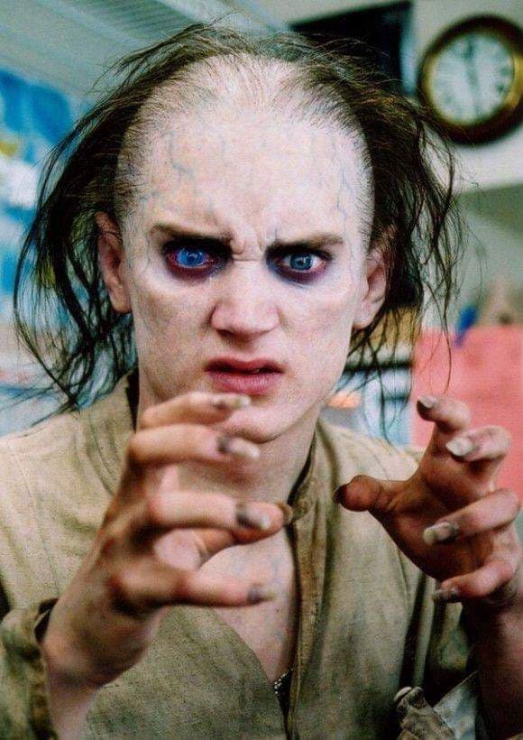 Ne' Il Signore degli Anelli, era previsto un flashforward, in cui Frodo si mostrava come sarebbe cambiato in caso avesse tenuto l'anello per sé. Quello che ci resta sono queste foto di Elijah Wood, truccato in stile Gollum ❤️?? 