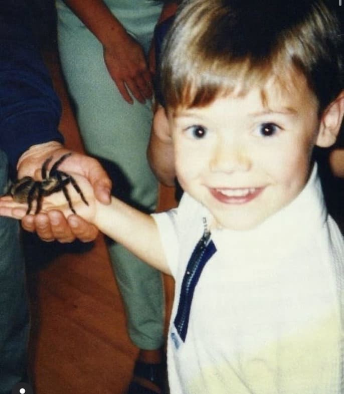 un bambino che sorride mentre ha una tarantola in mano non può essere normale 