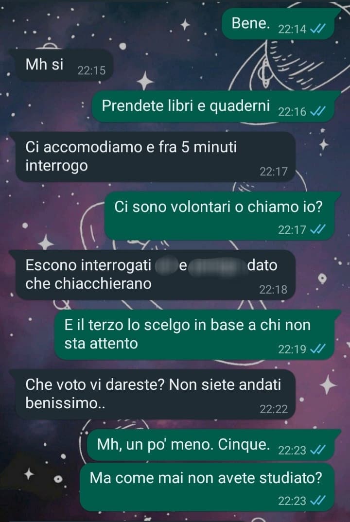 Io e una mia compagna che imitiamo la nostra prof di lettere.