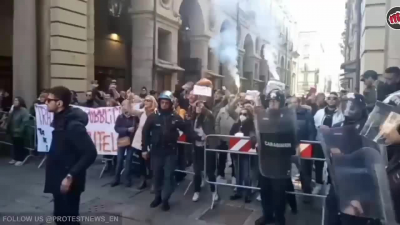 Momento politica: a Torino accolgono il Duce Draghi calorosamente