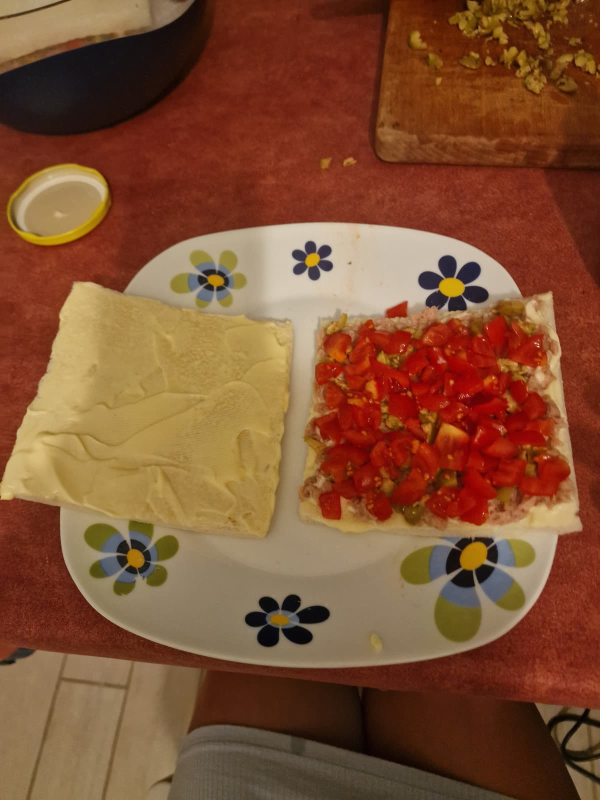 Quando non vuoi cucinare e ti fai un tramezzino con maionese, tonno, pomodori e olive