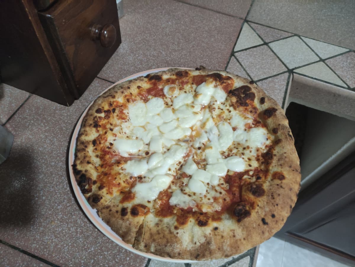 Ma quanto è bella la pizza pomodoro e mozzarella ma quanto è bella marcondindirindà