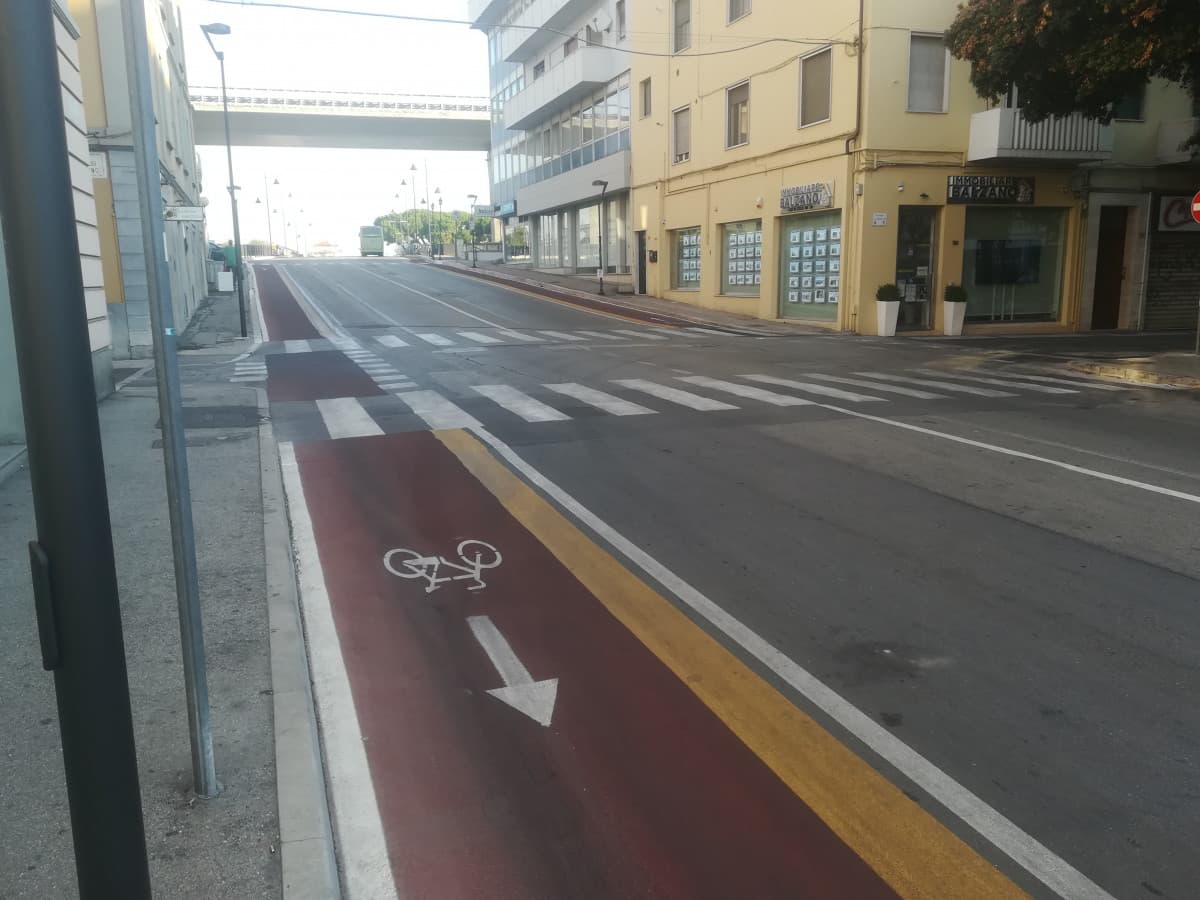 Sarò stato qui neanche una settimana fa, eppure non riconosco più la mia città: l'hanno riempita di piste ciclabili