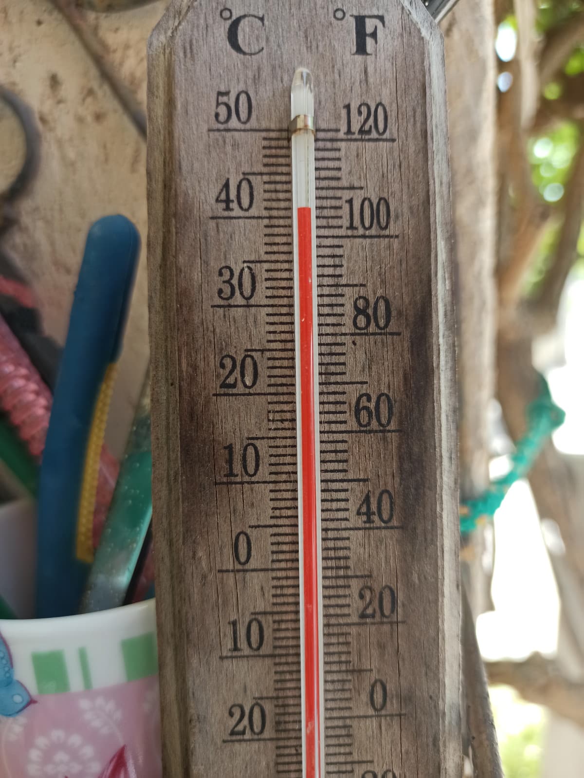 Terzo giorno di fila con picco a 41°C. Oggi è peggio degli altri giorni perché le folate di vento caldo sono letali