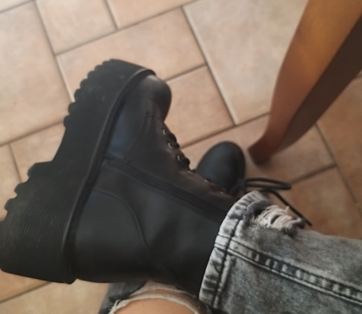 Con queste scarpe mi sento un po' meno un nano da giardino 🥹