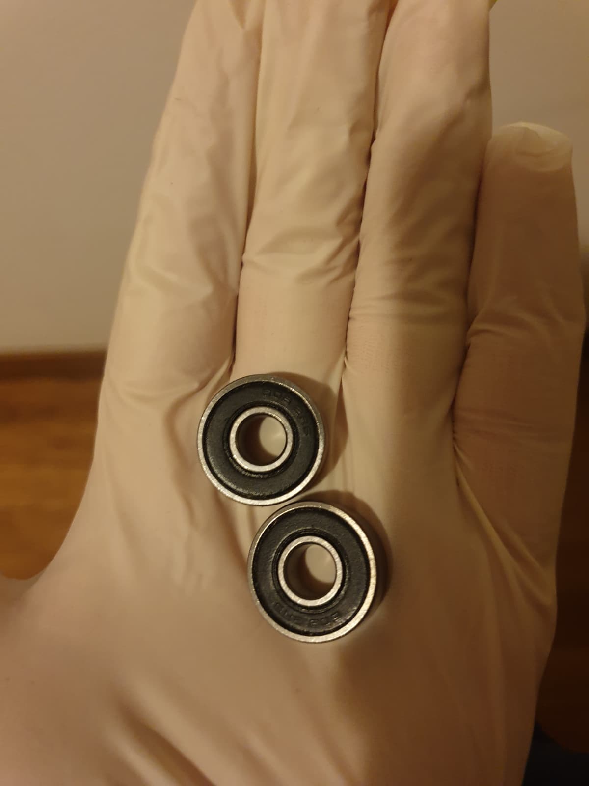 Giovedi ho verifica su questi piccoli pezzi di merda chiamati cuscinetti?.Si,li ho smontati da un fidget spinner,si ho i guanti perchè hanno più grasso di un discord mod