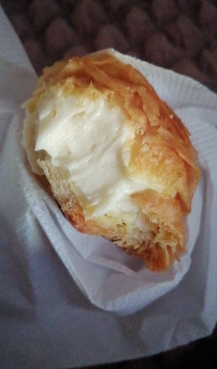 Mlml 😋 Sfogliatella napolecana ripiena di crema 