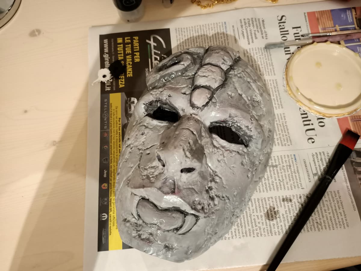 Finito di verniciare la maschera di pietra 