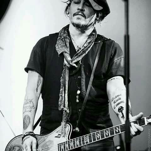 Rega johnny depp ha aperto un profilo instaaaaa waaa