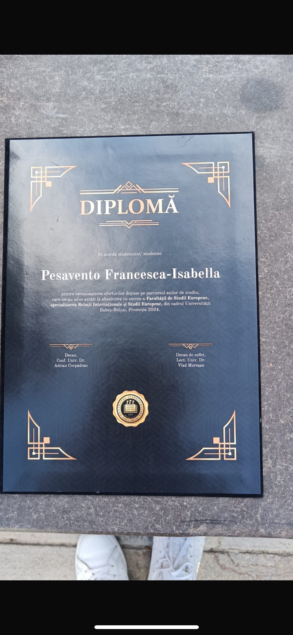 il mio diploma di laurea ❤️, ormai sono ufficialmente avvisata a discutere sulla politica alle cene in famiglia ahhaha 