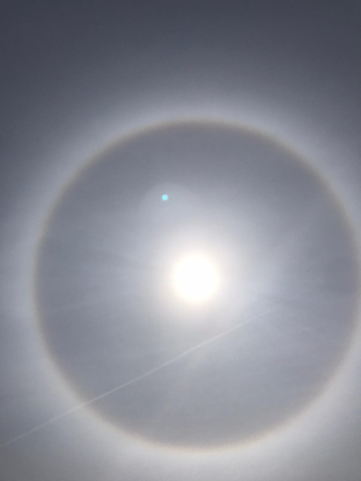 Raga, forse qua si vede meglio, dentro c'è anche un arcobaleno tipo... Qualcuno lo vede?