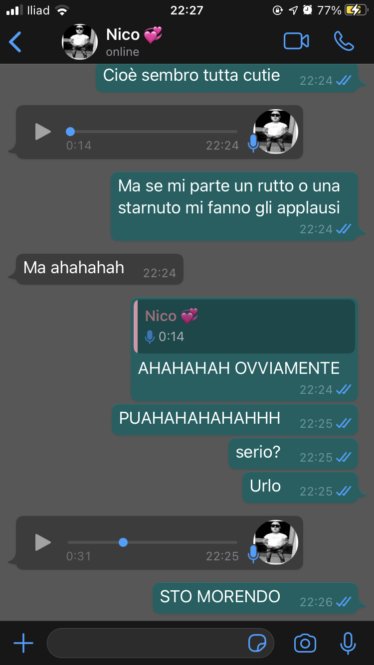 Nessuno: “...”/ assolutamente nessuno: “...” Nicola: *si lancia il banco in faccia con le ginocchia starnutendo mentre la prof spiega* 