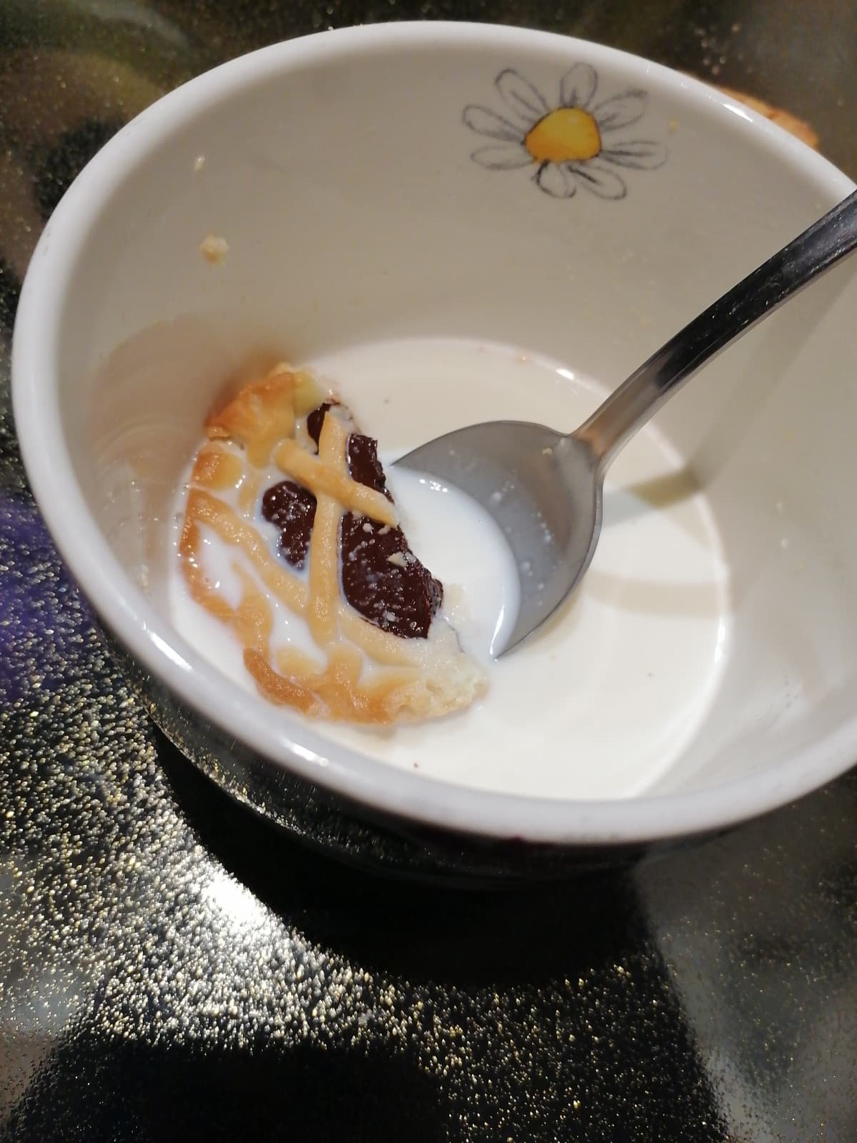 Latte caldo e crostatine al cacao per il mal di gola a quest'ora... Non mi era mai capitato 