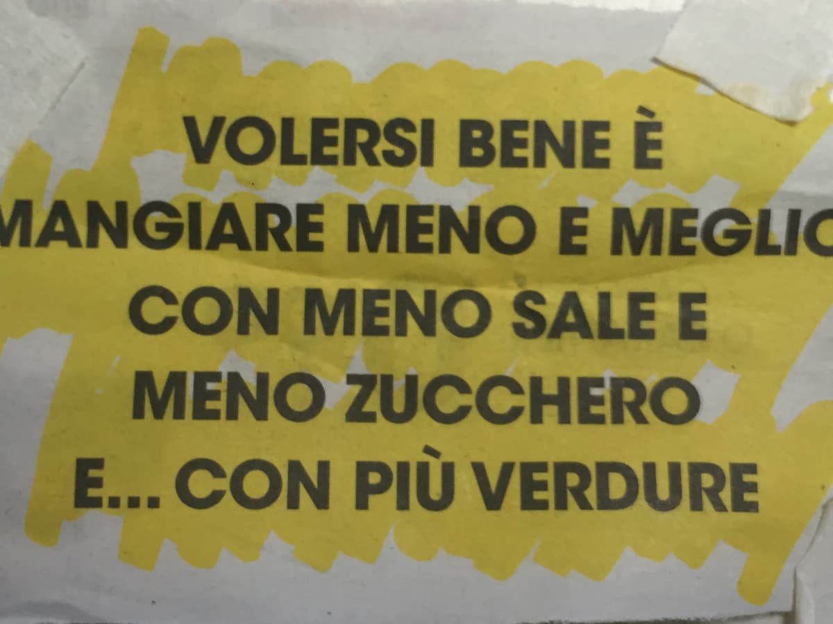 Ma vi sembra normale che mia madre mette queste cose attaccate al frigo? I sensi di colpa ogni volta che lo apri ???