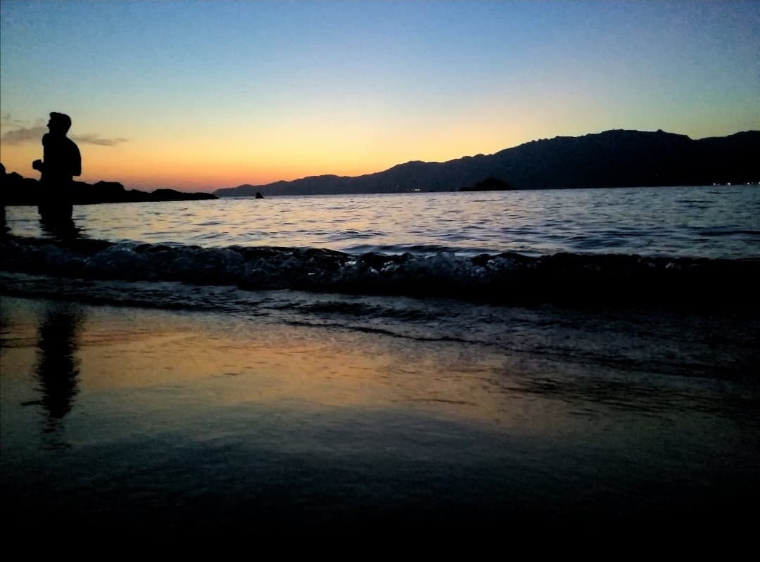 Un tramonto più bello di quello di Santo Stefano non l'ho ancora visto, più che altro amo questa spiaggia. Si, mi piace fotografare l'acqua a riva 