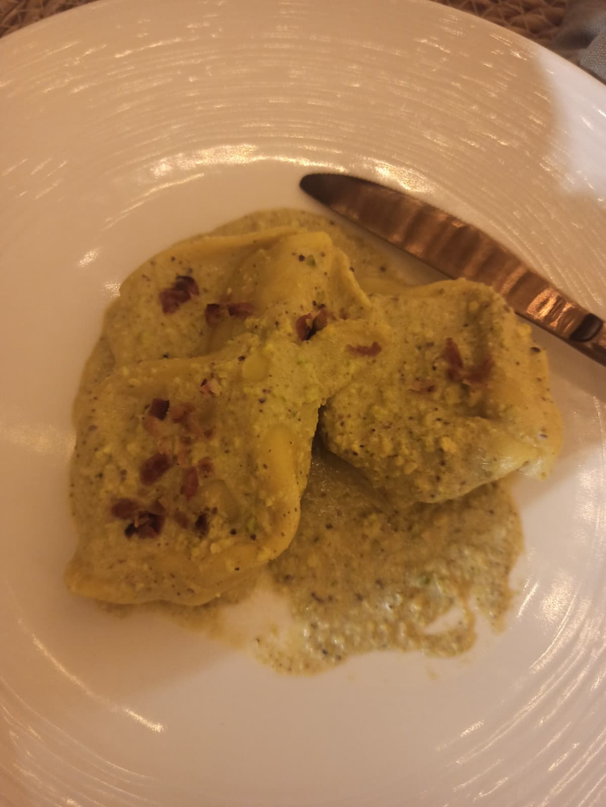 Ravioli di ricotta con pesto di pistacchio e speck 