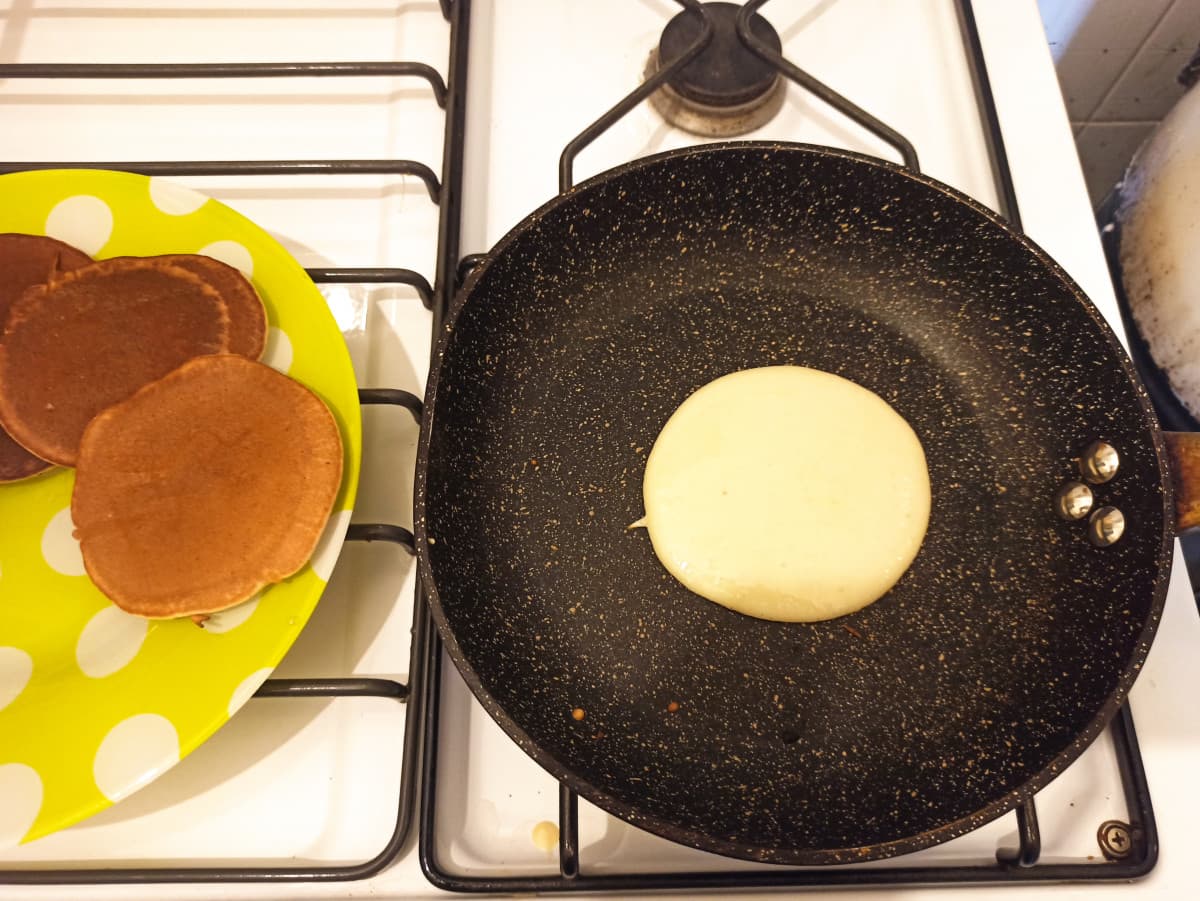 Mia madre nelle ultime settimane è stata un po' male, quindi le sto facendo i Dorayaki sperando le piacciano 🤧