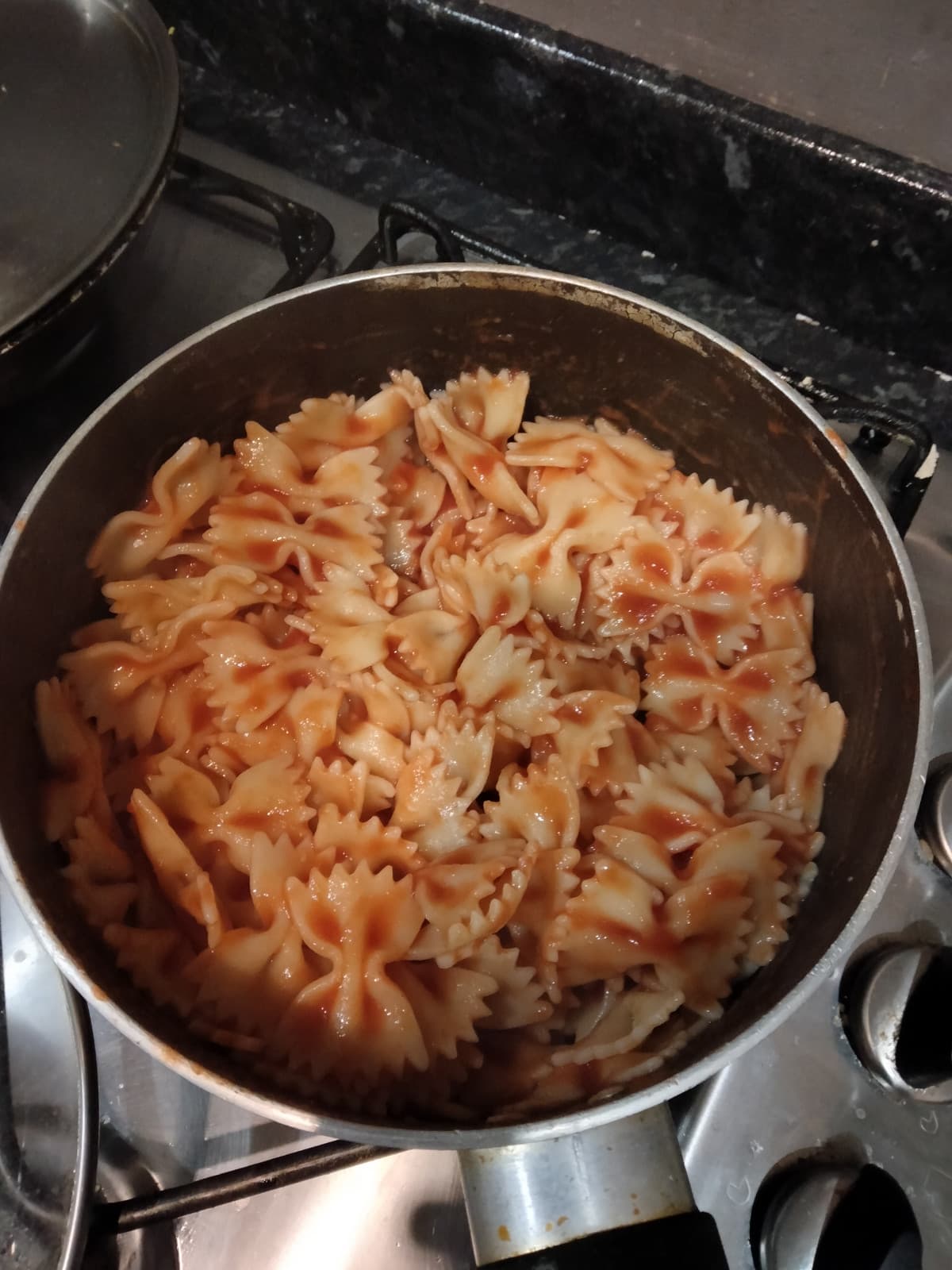 Ma porca miseria se vedi che sto facendo la pasta e che tra poco devo scollarla non mi puoi lasciare il lavandino sporco e andartene, io dove cacchio lo metto lo scolla pasta? Sui muri? Razza di deficiente con il cervello di un criceto (anzi, scusa, perfin