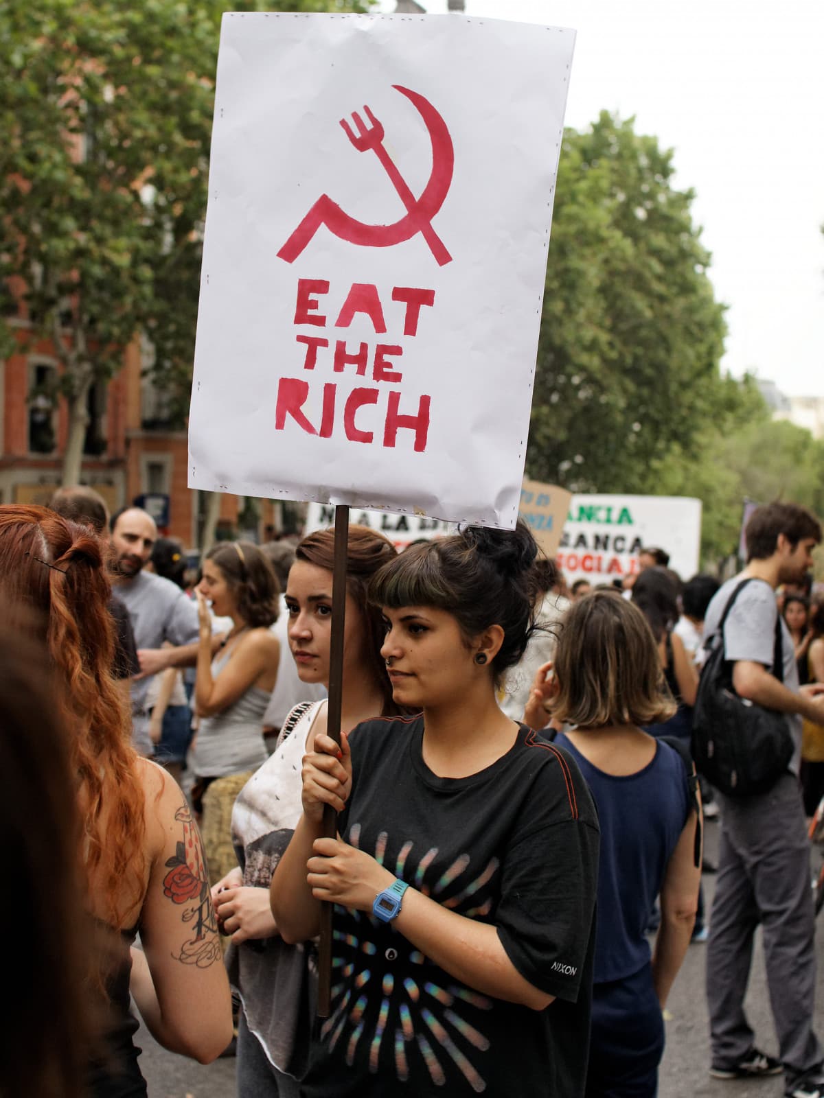 Trovo disgustoso che i ricchi spendano soldi per andare in scuole e altri luoghi dove possano stare lontano da gente come me. Per questo stanotte sono diventata comunista.Quando uccidiamo i ricchi?