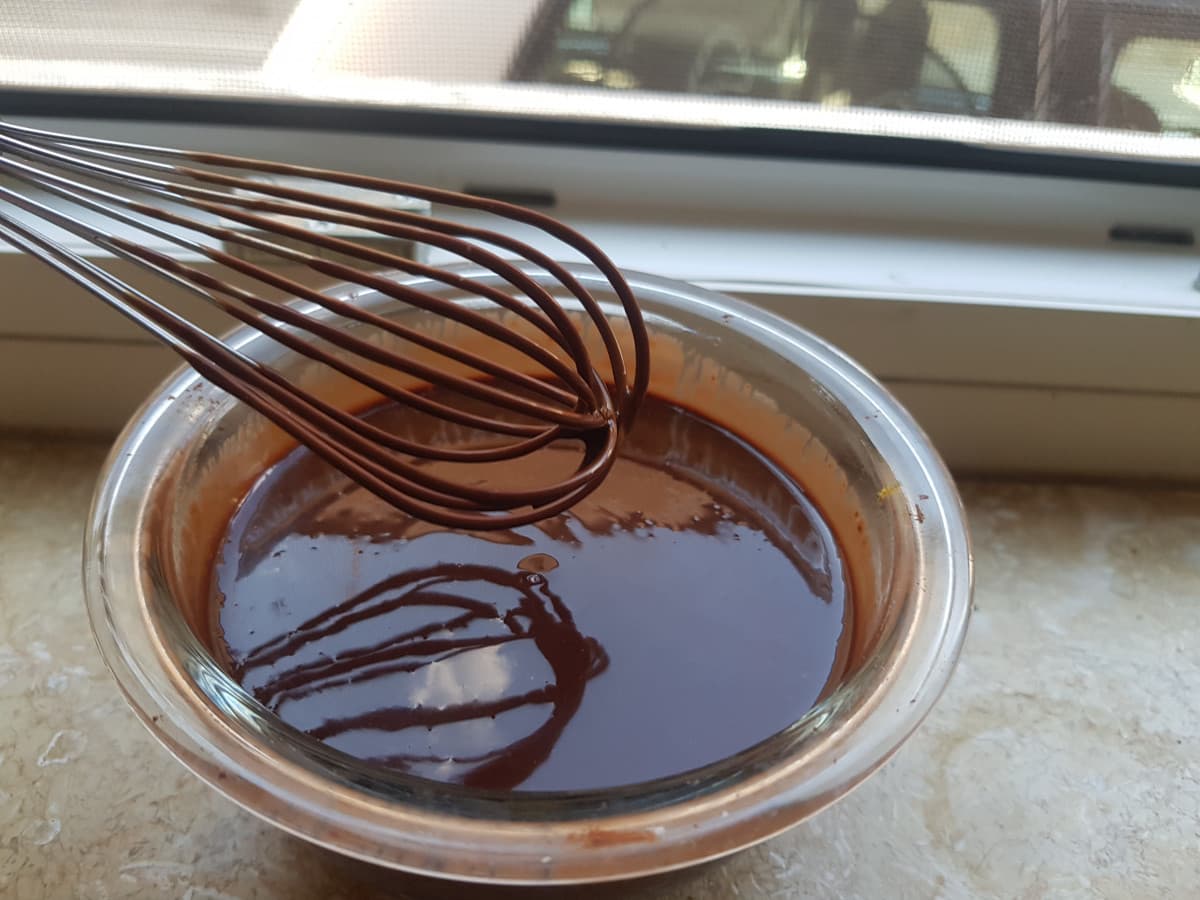 Feliciah ha finito di fare la ganache, ha un profumo troppo buono, fermarmi prima che ci infili la faccia