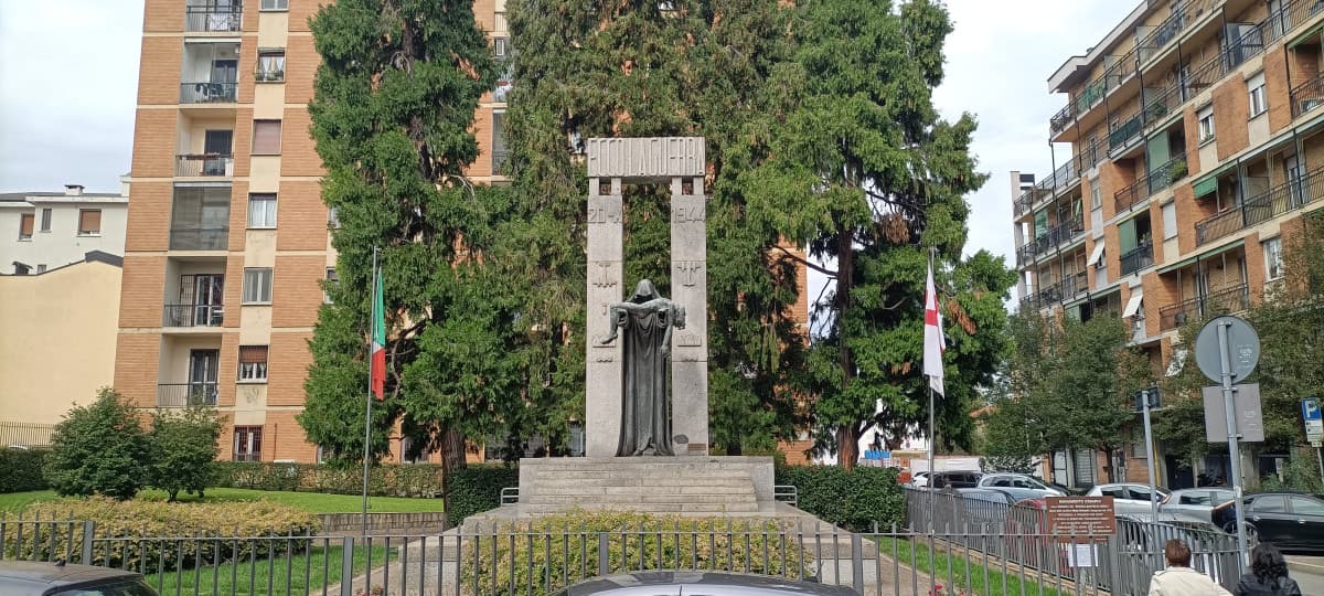 Ecco la guerra: 80 anni fa Milano fu distrutta dai bombardamenti. A Gorla una bomba fu sganciata "per errore" su una scuola elementare.