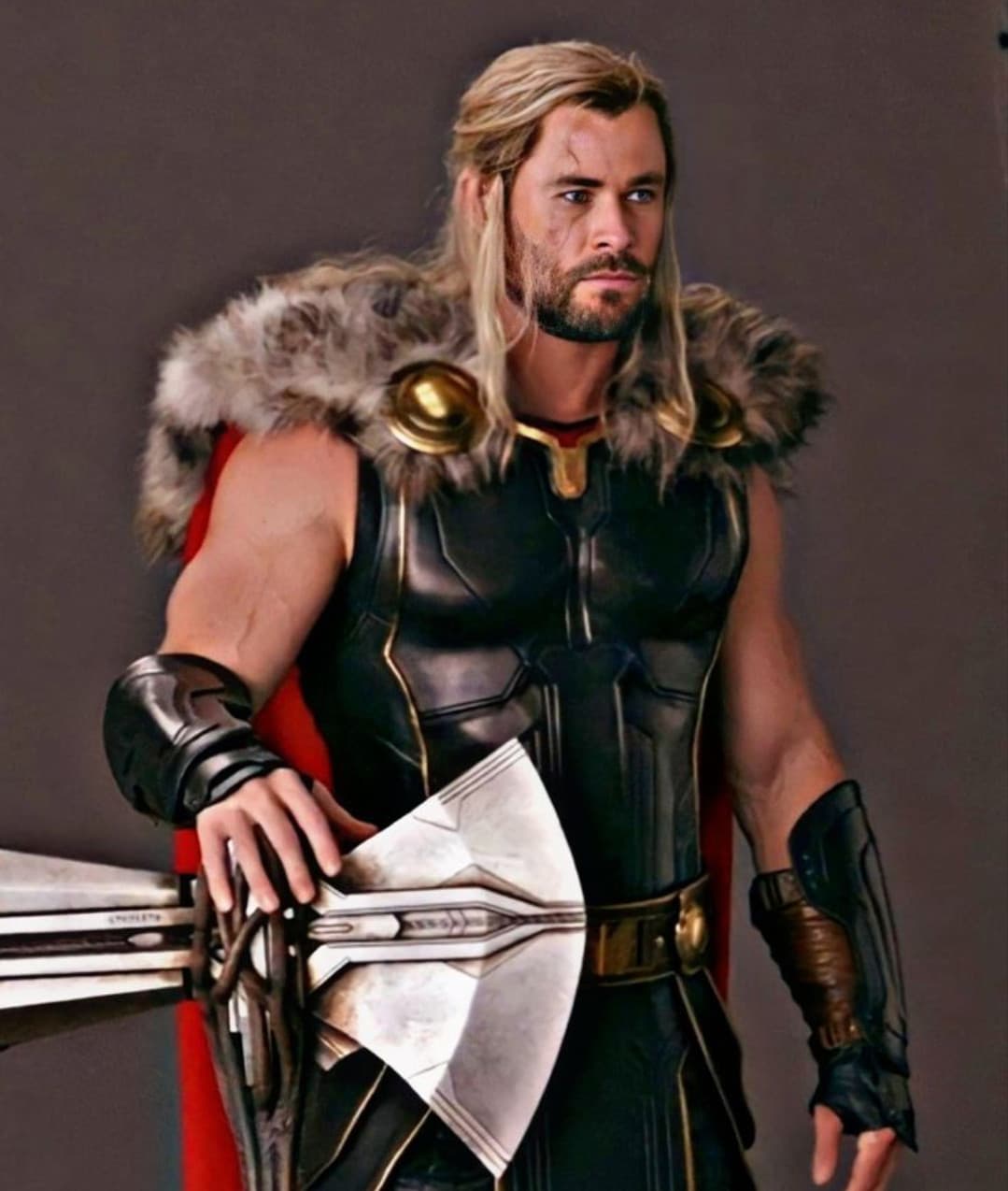 Sono indecisa su quale di queste due versioni di Thor fare il cosplay (in entrambi i casi voglio il mantello col cappuccio col pelo)