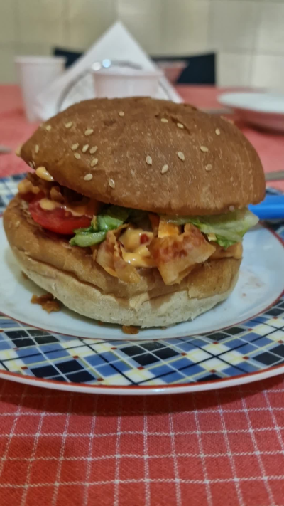 Dovete assolutamente provare questo panino: panino morbido, salsa burger, bacon, cheddar, iceberg e pomodori a rondelle.