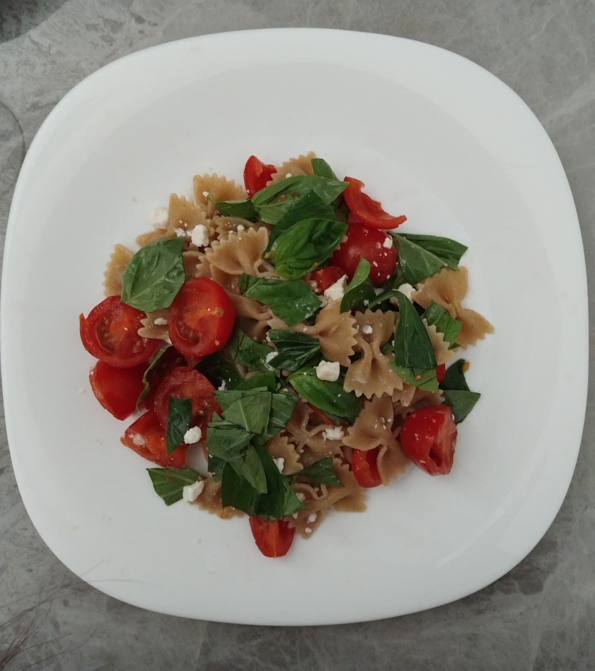 pasta con pomodorini, feta e basilico🍅