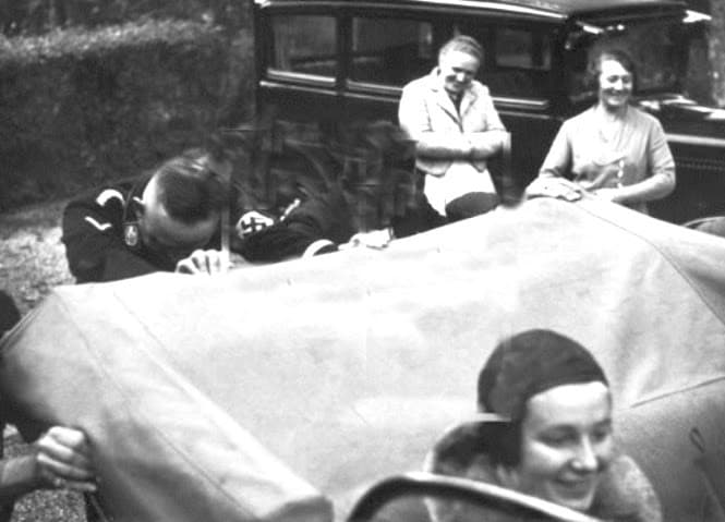 Himmler che spinge una macchina ma in realtà avrebbe dovuto spingere il cazzo nel tubo di scarico ti amo nippo heini