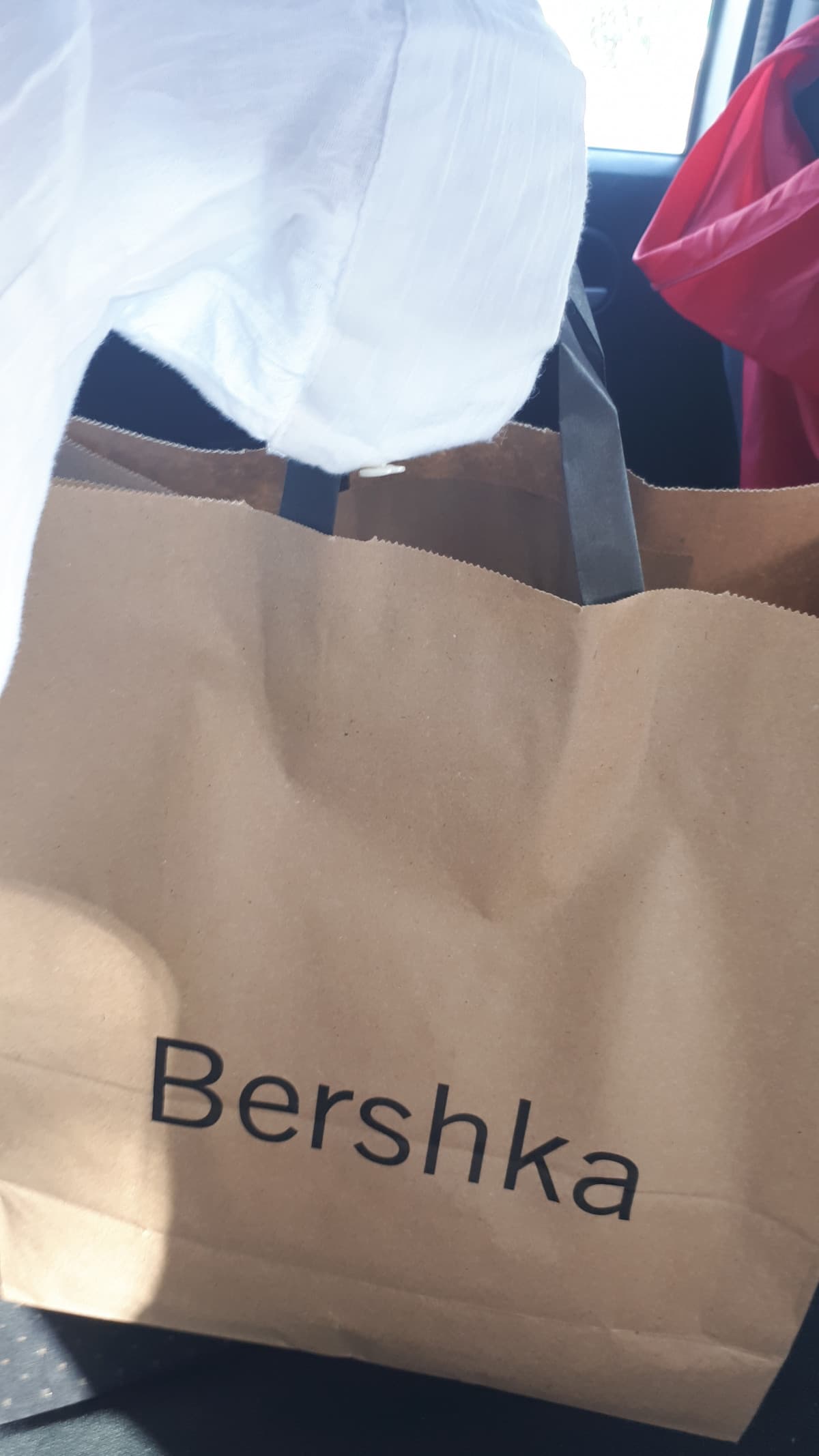 Yeeee, sono stato da bershka, ed ho preso due camice, erano anche scontate, che bello