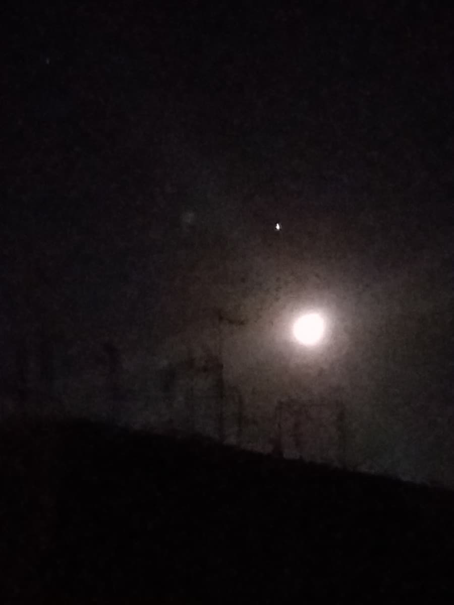 Sarebbero la luna e 2 stelle vicino (sperando sempre che vedano)???